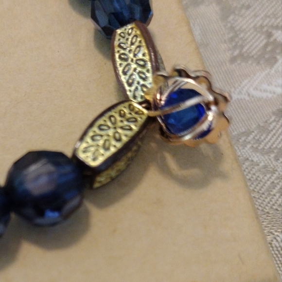 Artemis's Gems custom-made beaded bracelet with metal flower beads, blue/gold - Picture 2 of 3